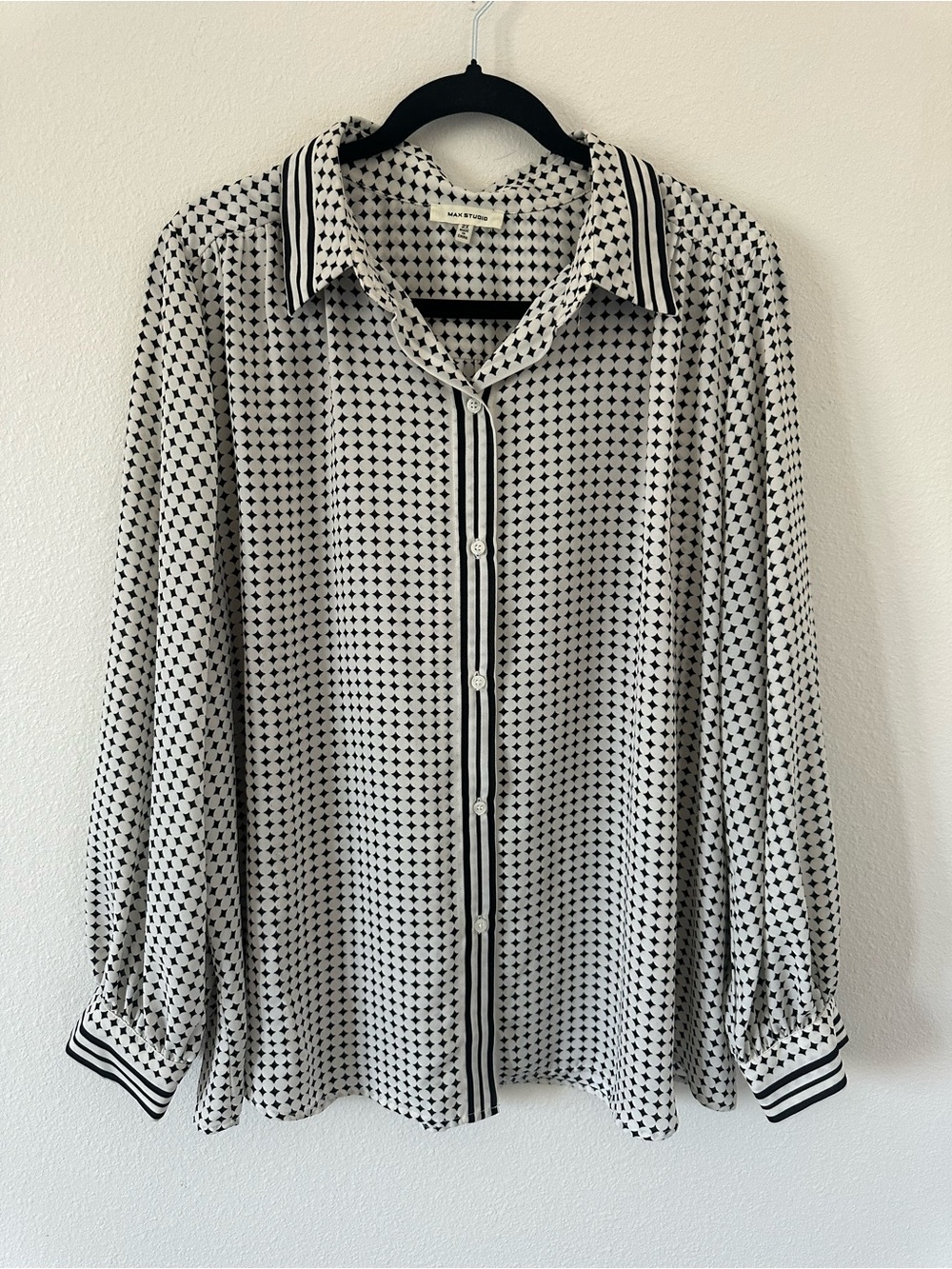 Max Studio London Black & White Geometric Retro Print Button-Front Blouse